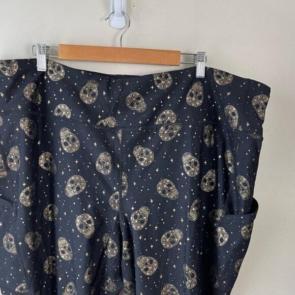 Torrid Performance Core Crop Active Legging With Side Pockets gold skull size 5 - Picture 4 of 9